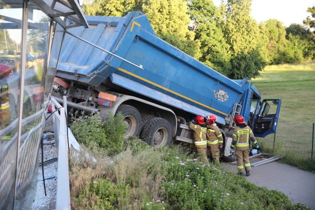 Kierowca ciężarówki, która staranowała autobus, tłumaczył się w karetce, jak doszło do kolizji ruch drogowy Olsztyn, Wiadomości, zShowcase