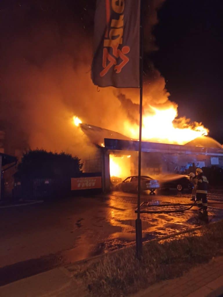 Tajemniczy pożar w mieście na Mazurach straż pożarna Pisz, Wiadomości, zShowcase