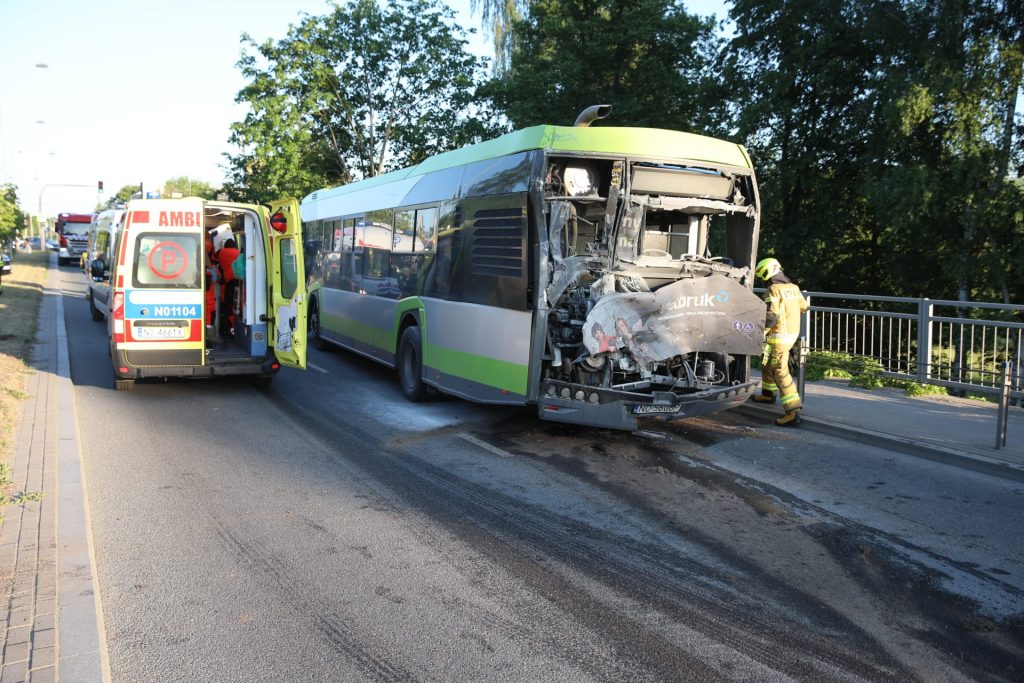 Wywrotka wbiła się w autobus miejski. Kierowca pijany. Poszkodowanych 26 osób wypadek Olsztyn, Wiadomości, zShowcase
