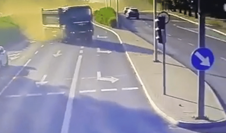 Ciężar&oacute;wka wbiła się w autobus miejski. Mamy nagranie z trzech kamer! Taranował wszystko