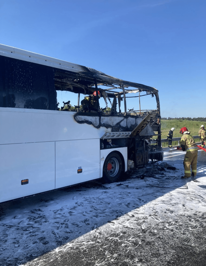 Doszło do pożaru autobusu, którym podróżowało 32 dzieci i 5 osób dorosłych wypadek Ostróda, Wiadomości, zShowcase