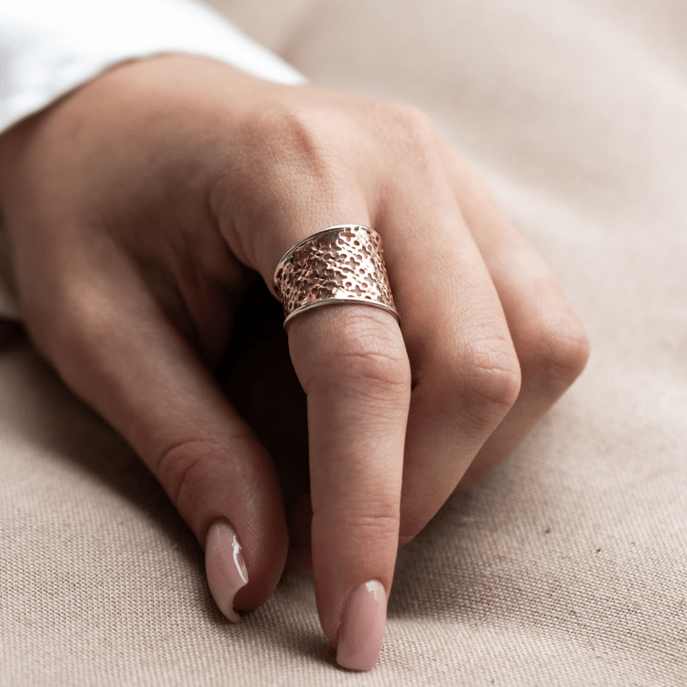 Jak wybierać biżuterię, która podkreśli twój styl?