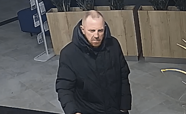 Ten mężczyzna grasuje po Olsztynie. Policja ostrzega, lepiej mu zejść z drogi!