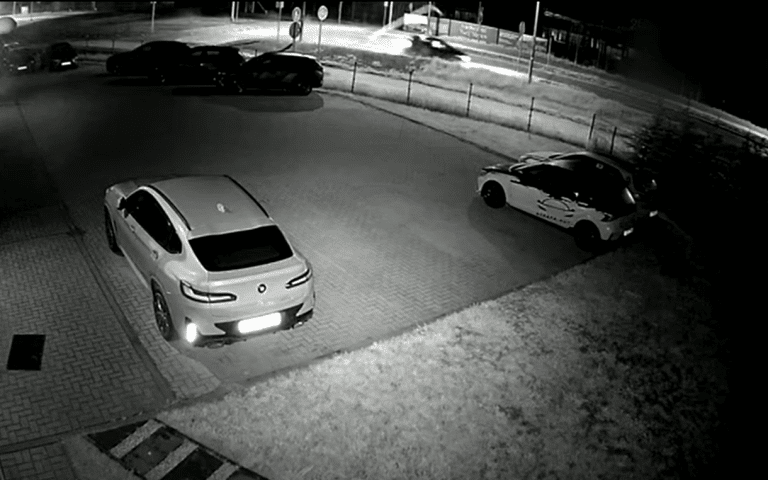 Szalony rajd kończy się &bdquo;skoszeniem&rdquo; lampy ulicznej