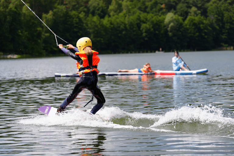 Wprowadź swoją pociechę w świat sportów wodnych na olsztyńskim wakeparku. Przygoda z wakeboardem