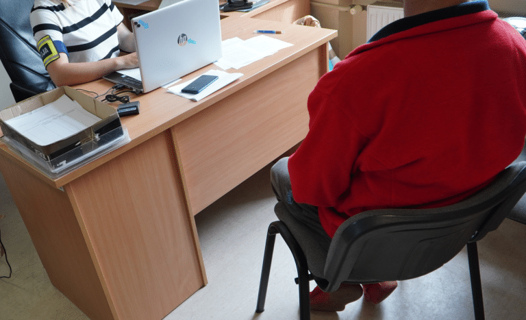 Wytłukł nogą otw&oacute;r w elewacji budynku Dworca Zachodniego w Olsztynie. Grozi mu 5 lat odsiadki