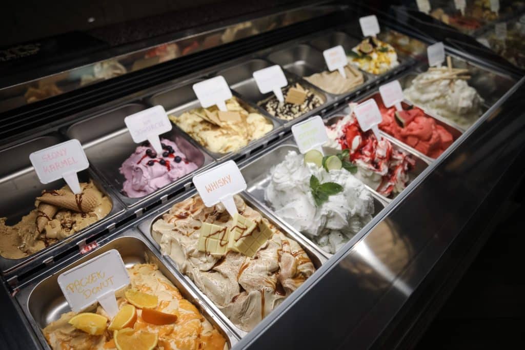 To największy wybór lodów rzemieślniczych na olsztyńskiej starówce? Lodziarnia Kofeinka wprowadza aż 36 smaków! gastronomia Artykuł Sponsorowany, TOP, zShowcase