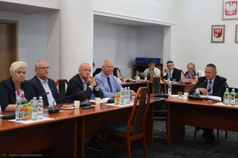 Radni Powiatu Olsztyńskiego aprobują raport i budżet za 2023 rok