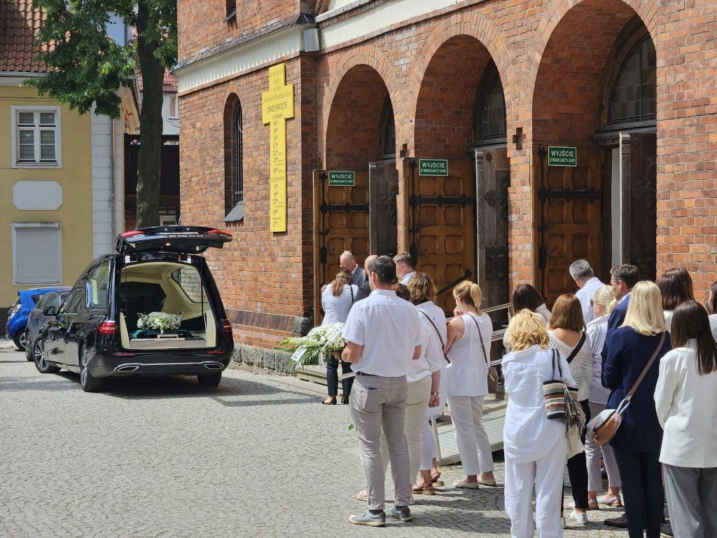 Pogrzeb 12-letniego Krzysia potrąconego pod Olsztynem. Wszyscy na biało społeczeństwo Olsztyn, Wiadomości, zShowcase