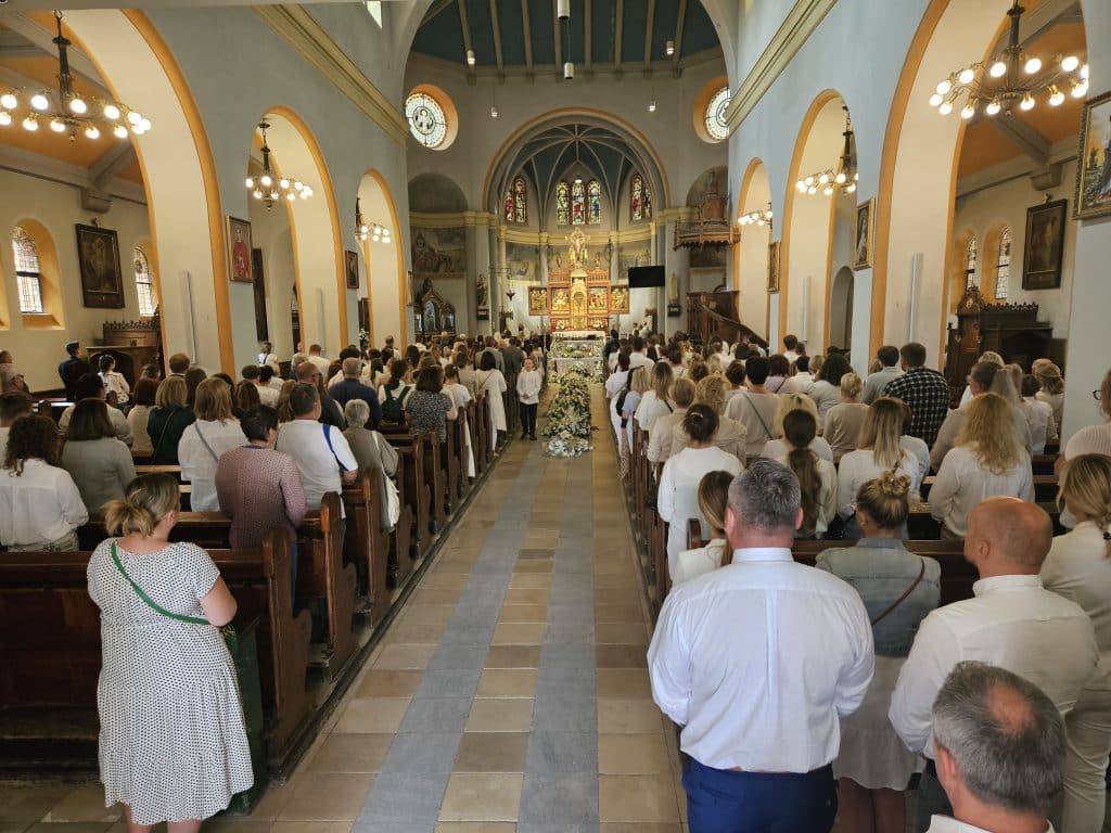 Pogrzeb 12-letniego Krzysia potrąconego pod Olsztynem. Wszyscy na biało społeczeństwo Olsztyn, Wiadomości, zShowcase