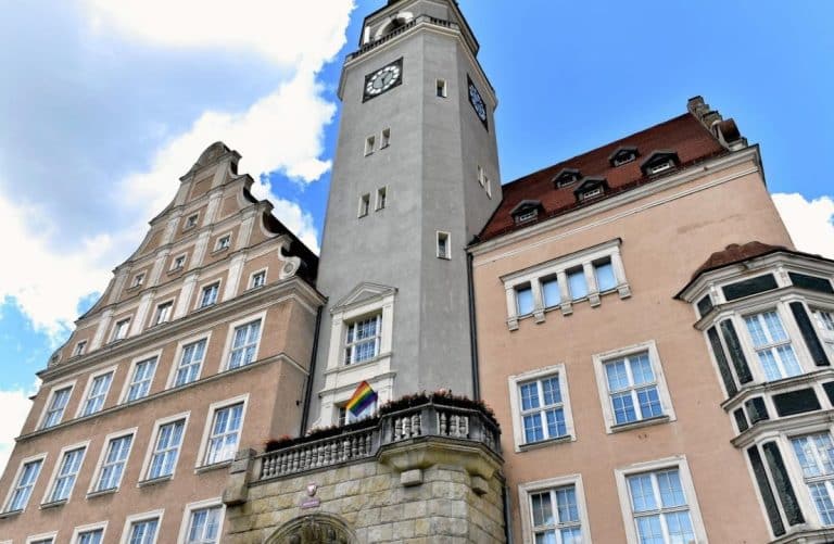 Tęczowa flaga na ratuszu. Marsz R&oacute;wności przyciągnął tłumy w Olsztynie