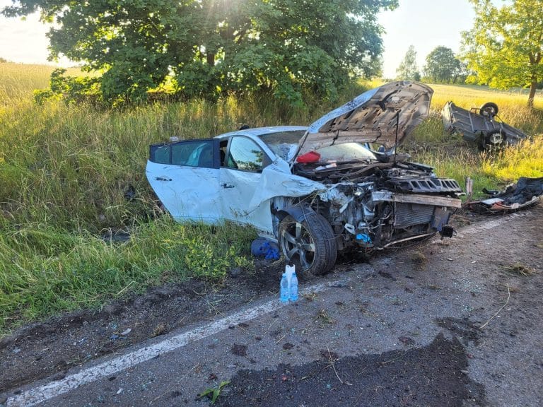 Tragiczne zderzenie trzech samochod&oacute;w. Dwie osoby ranne