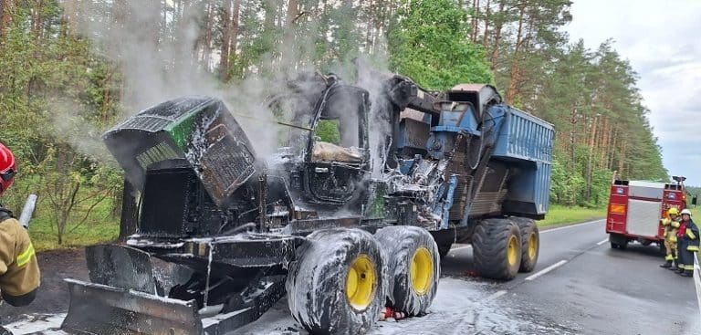 Pożar maszyny – strażacy opanowali żywioł, ale straty są ogromne!