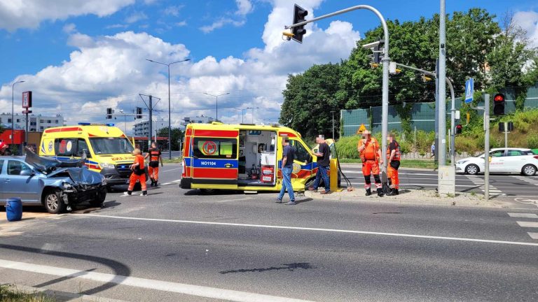 Na skrzyżowaniu obok KFC karetka przewożąca pacjenta zderzyła się z osob&oacute;wką