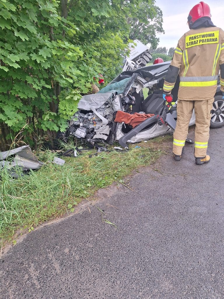 Czołowe zderzenie z ciężarówką: osobówka zmasakrowana, droga była zablokowana ruch drogowy Olsztyn, Wiadomości, zShowcase