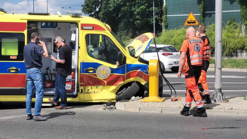 Na skrzyżowaniu obok KFC karetka przewożąca pacjenta zderzyła się z osobówką ruch drogowy Olsztyn, Wiadomości, zShowcase