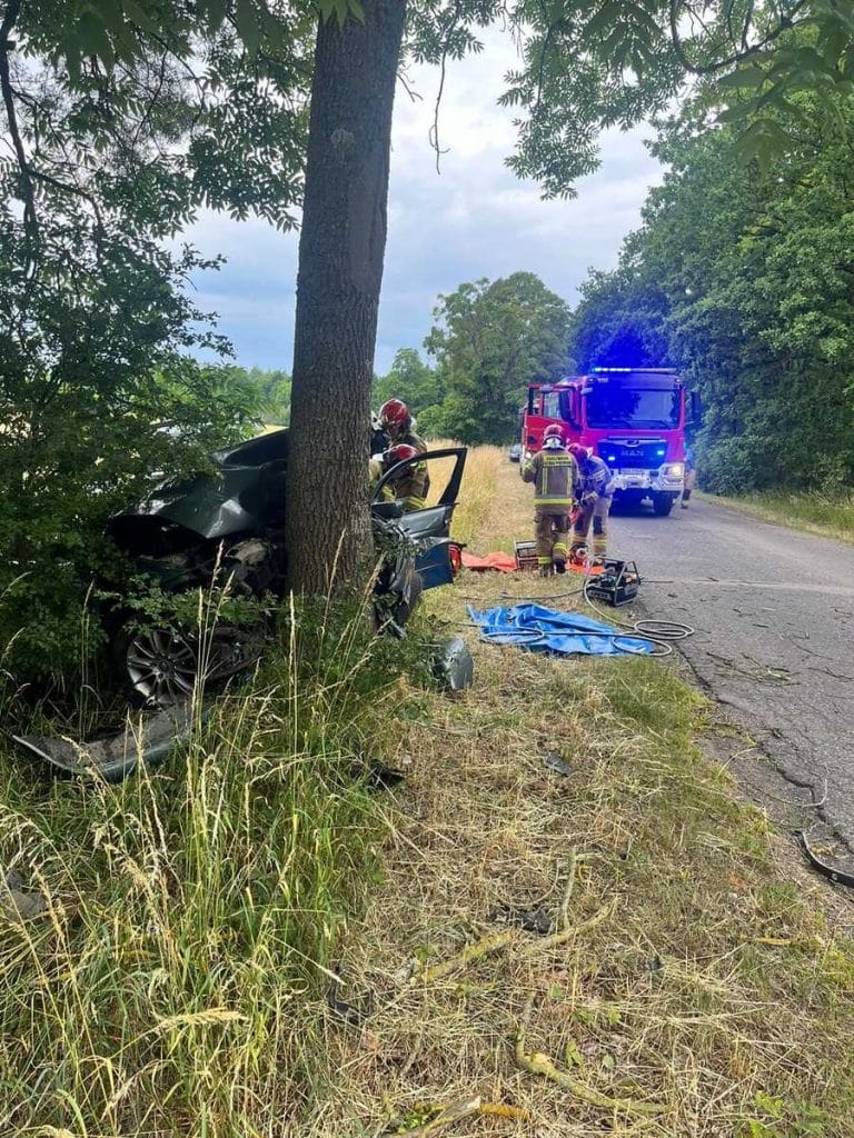 Pijany nastolatek cudem przeżył. BMW roztrzaskane o drzewo! ruch drogowy Olsztyn, Wiadomości, zShowcase