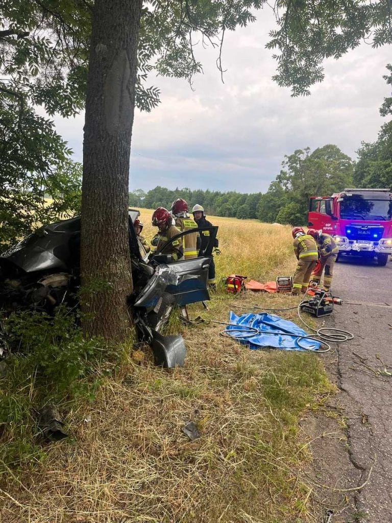 Pijany nastolatek cudem przeżył. BMW roztrzaskane o drzewo! ruch drogowy Olsztyn, Wiadomości, zShowcase