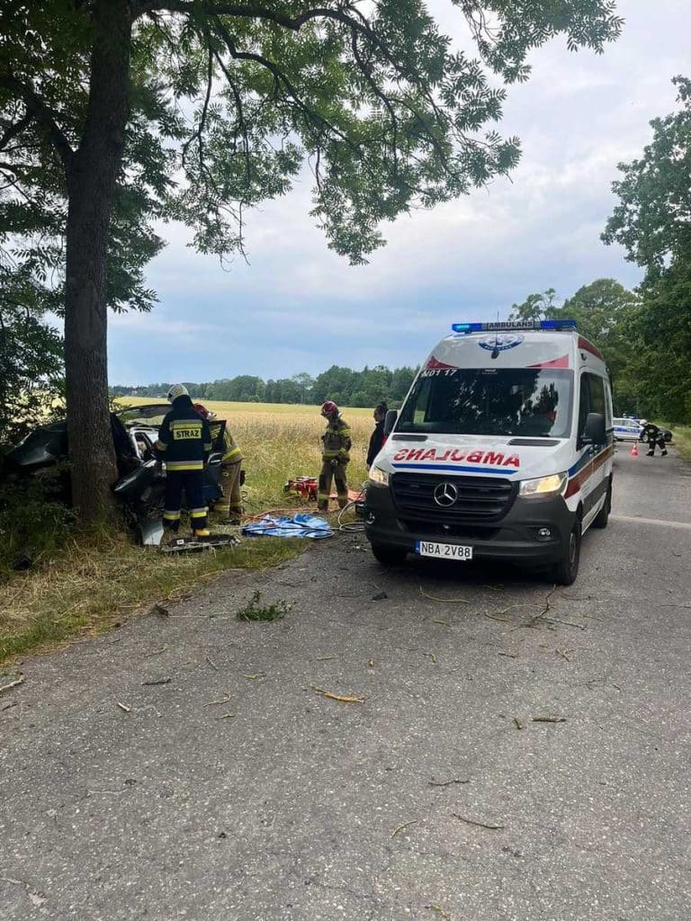 Pijany nastolatek cudem przeżył. BMW roztrzaskane o drzewo! ruch drogowy Olsztyn, Wiadomości, zShowcase