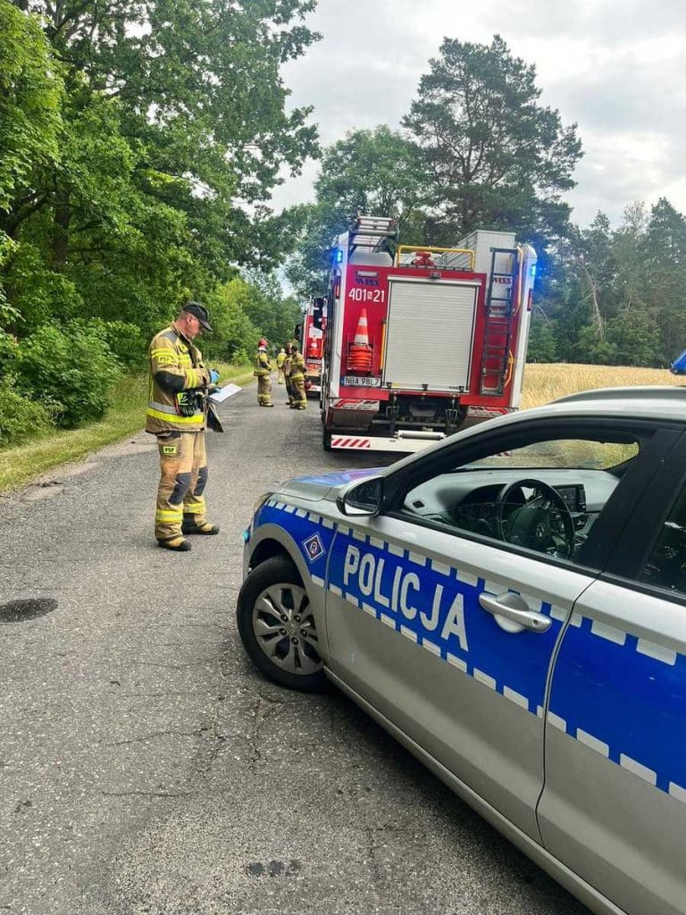 Pijany nastolatek cudem przeżył. BMW roztrzaskane o drzewo! ruch drogowy Olsztyn, Wiadomości, zShowcase