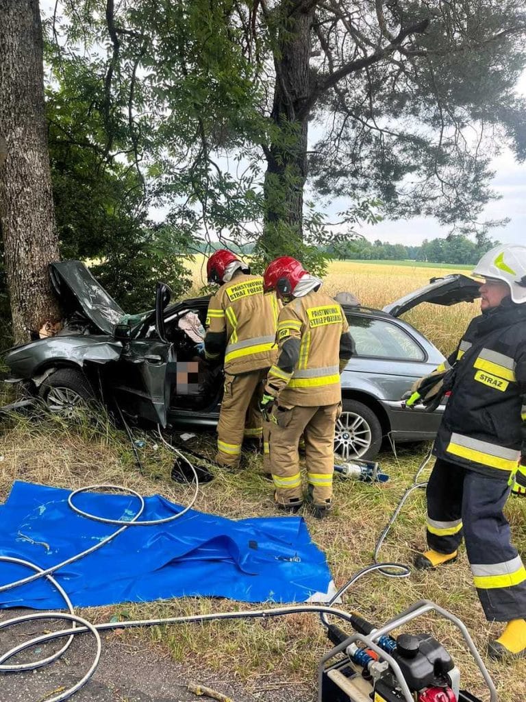 Pijany nastolatek cudem przeżył. BMW roztrzaskane o drzewo! ruch drogowy Olsztyn, Wiadomości, zShowcase