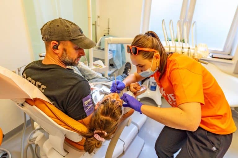Zdrowe zęby na Dzień Dziecka. Alfa Dental i Fundacja Przyszłość dla Dzieci łączą siły