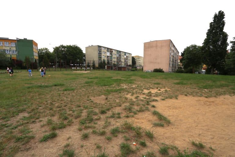 Uczniowie SP13 z Olsztyna marzą o nowym boisku. Teraz jest klepisko. Uczeń napisał wzruszający list