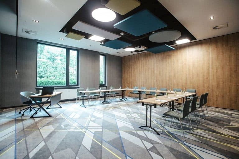 Jak efektywnie zaplanować ustawienie miejsc w sali konferencyjnej?