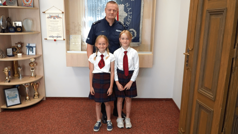 Dwie dziewczynki z Olsztyna znalazły dużą kwotę got&oacute;wki i zaniosły ją na komendę