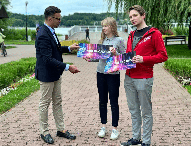 Poseł Maciej Wr&oacute;bel wręcza pierwsze bilety na &bdquo;Campus Polska Przyszłości&rdquo;