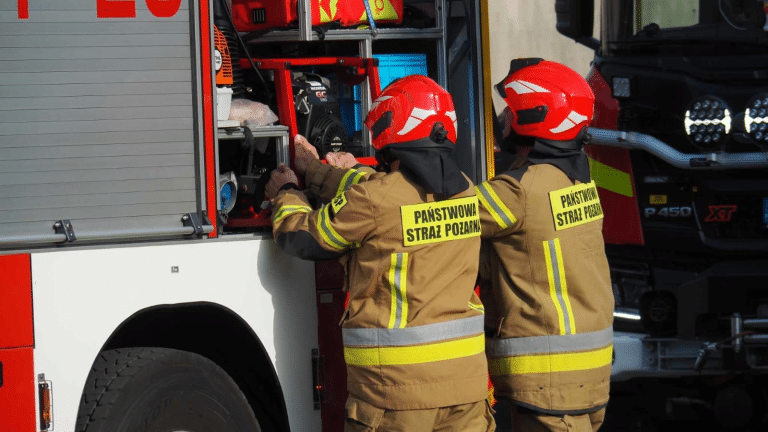 Pożar zakładów produkcyjnych. Kilkudziesięciu strażaków na miejscu