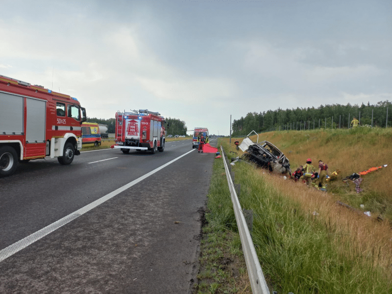Bus zjechał z drogi i uderzył w barierki. Zginęły dwie osoby