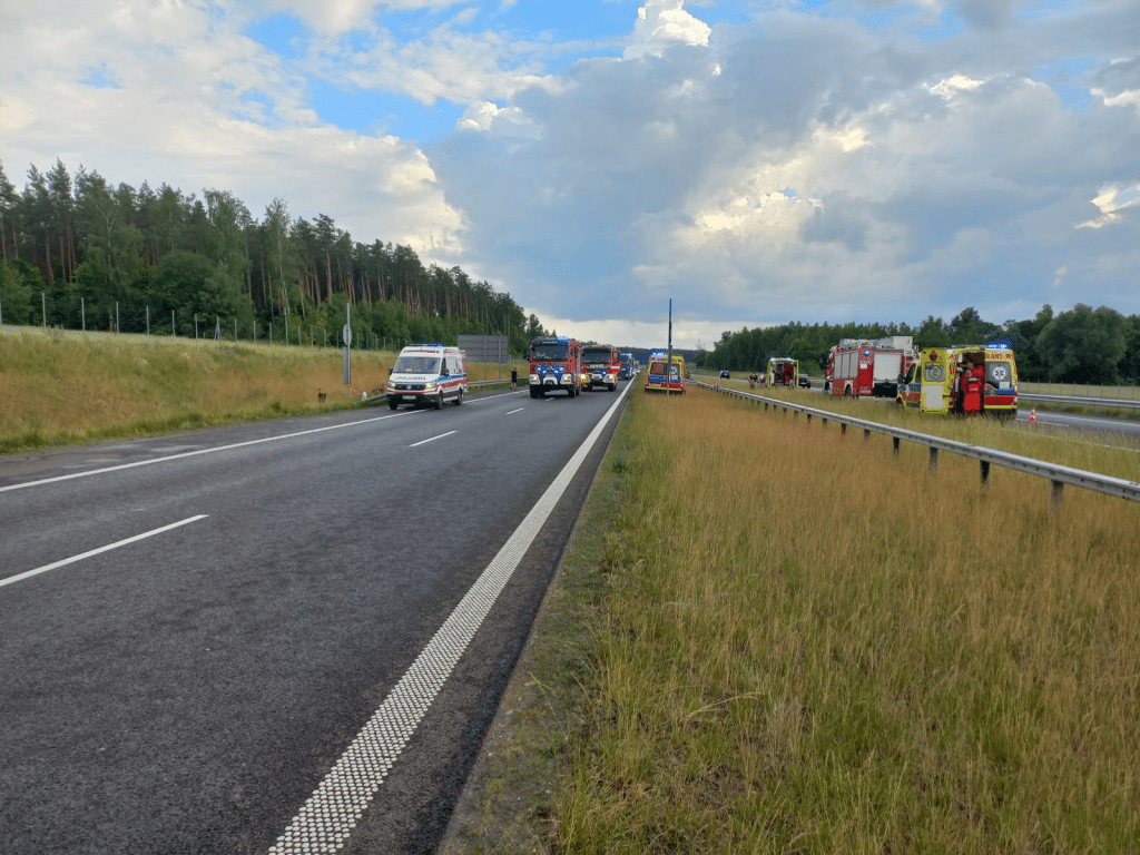 Bus zjechał z drogi i uderzył w barierki. Zginęły dwie osoby ruch drogowy Nidzica, Wiadomości, zShowcase