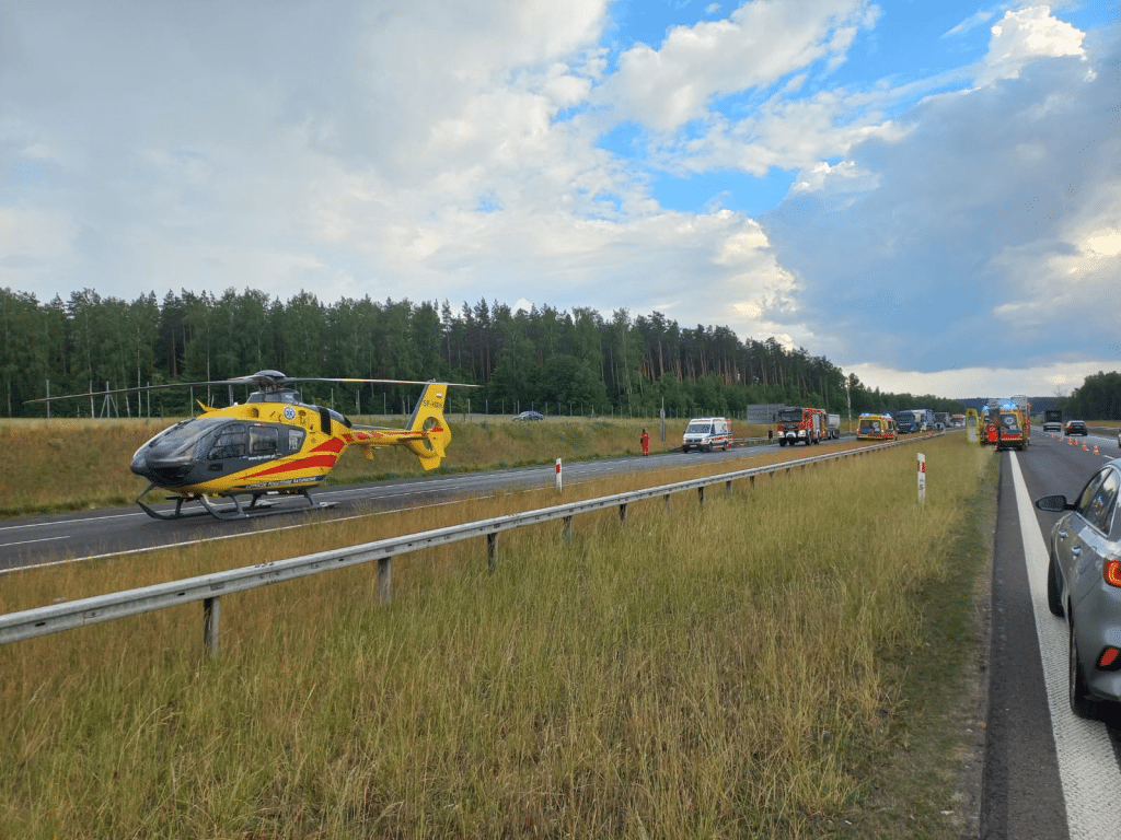 Bus zjechał z drogi i uderzył w barierki. Zginęły dwie osoby ruch drogowy Nidzica, Wiadomości, zShowcase