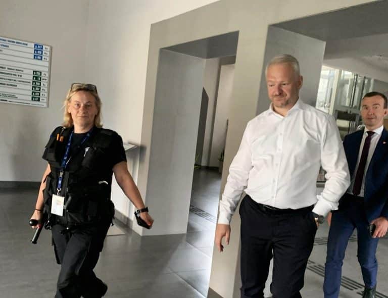 Wojewoda Radosław Kr&oacute;l wyprowadzony z urzędu przez ochronę! Co się dzieje w centrum Olsztyna?