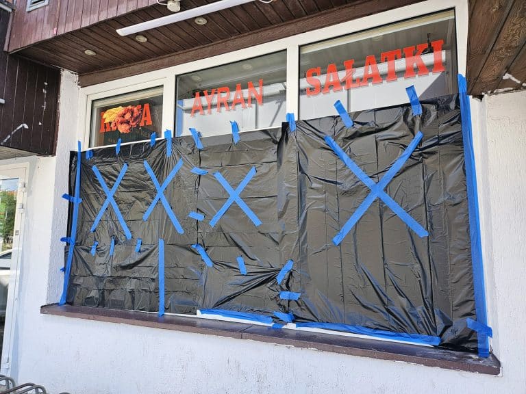 Mężczyźni demolują lokal z kebabem w Olsztynie!