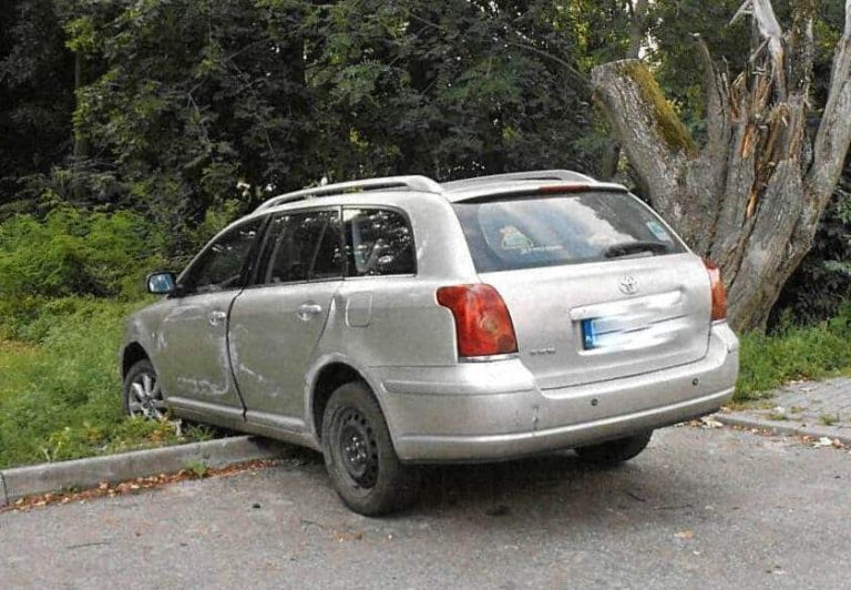 Kompletnie pijany kierowca wjechał na krawężnik i prosił przechodni&oacute;w o wyciągnięcie auta