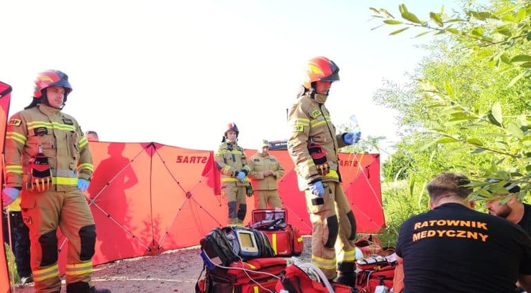 Mieszkańcy wydobyli mężczyznę ze stawu, jednak akcja ratunkowa nie powiodła się