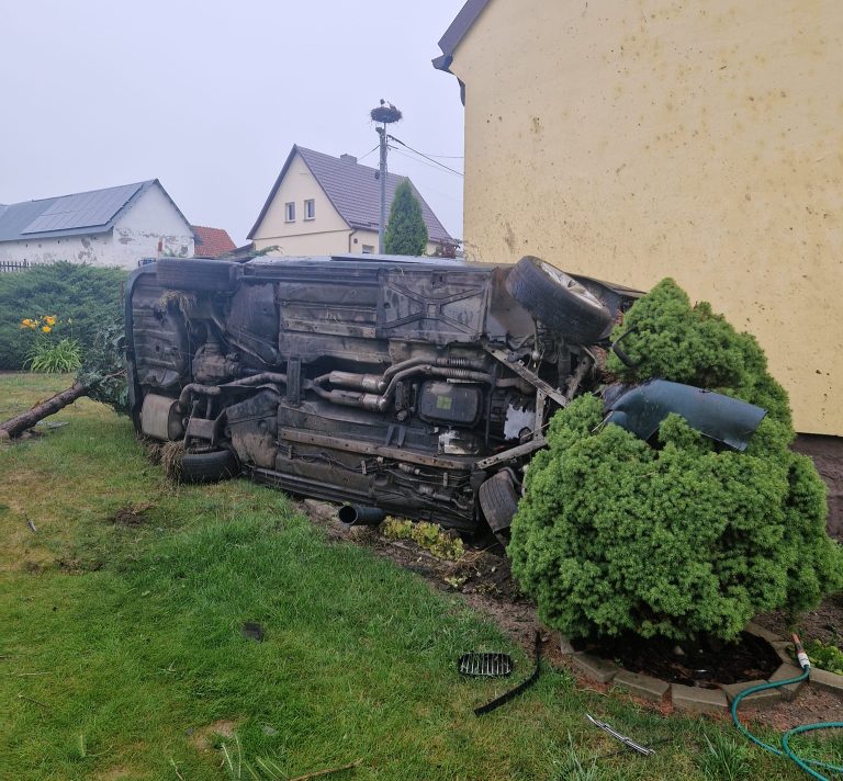 Takiego poranka mieszkańcy się nie spodziewali! Samochód uderzył w ich dom