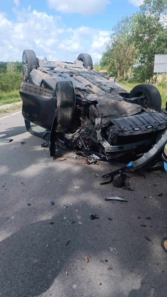 Renault uderza w drzewo i dachuje. Co zmusiło 61-latkę do zjazdu z drogi? Kronika policyjna Olsztyn, Wiadomości, zShowcase