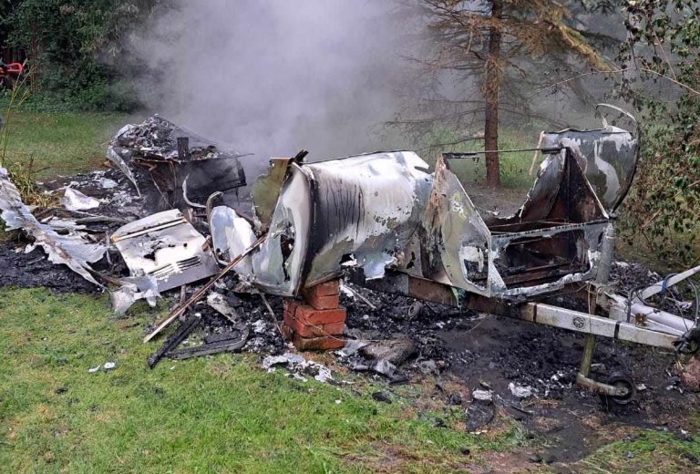 Mężczyzna spłonął w przyczepie campingowej