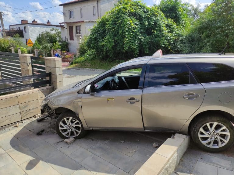 Pijany kierowca taks&oacute;wki zatrzymany dzięki reakcji przechodni&oacute;w