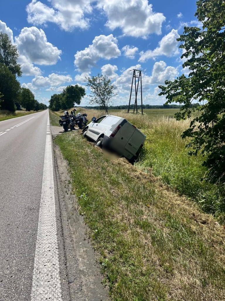 Pijany kierowca rozbił służbowe auto i uciekł. Policjant znalazł kartkę z numerem telefonu Kronika policyjna Olsztyn, Wiadomości, zShowcase