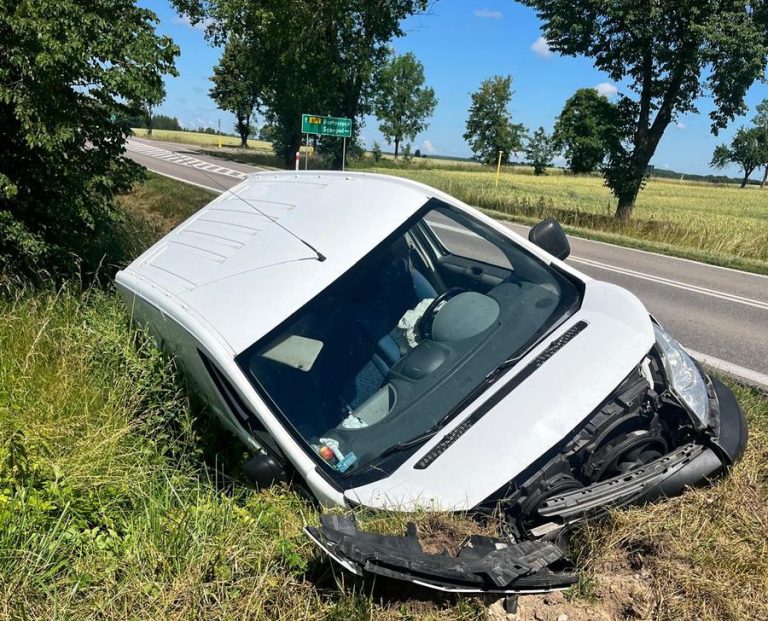 Pijany kierowca rozbił służbowe auto i uciekł. Policjant znalazł kartkę z numerem telefonu