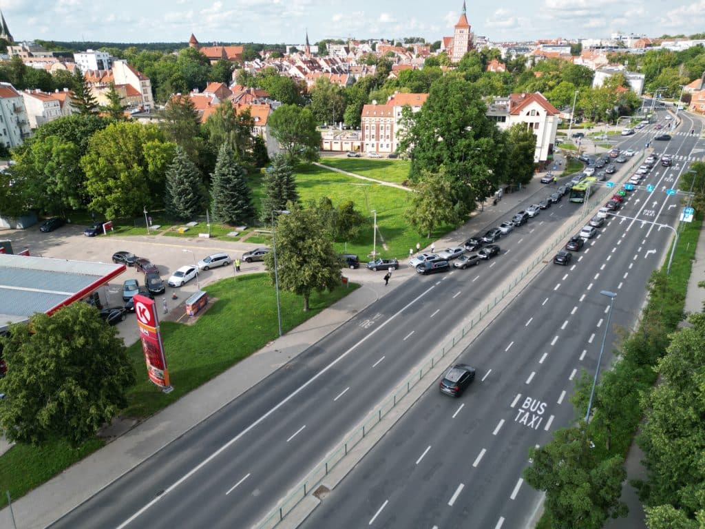 Setki kierowców w kolejce po darmowe paliwo na stacji benzynowej w Olsztynie ruch drogowy Olsztyn, Wiadomości, zShowcase