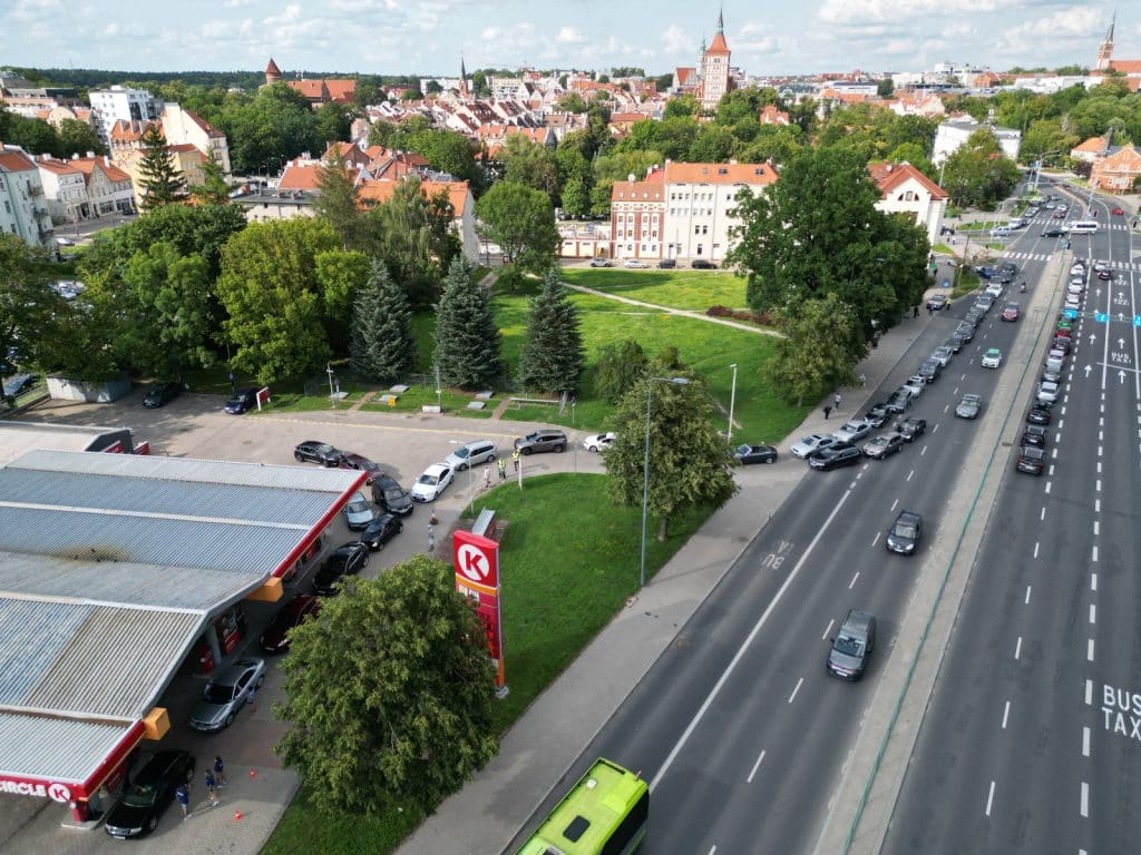 Setki kierowców w kolejce po darmowe paliwo na stacji benzynowej w Olsztynie ruch drogowy Olsztyn, Wiadomości, zShowcase