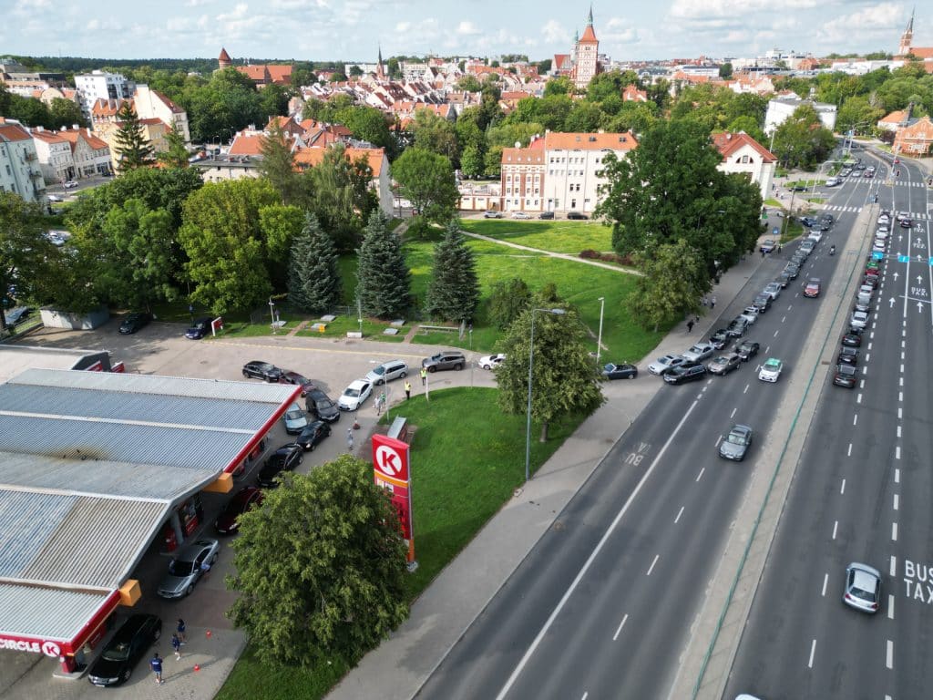 Setki kierowców w kolejce po darmowe paliwo na stacji benzynowej w Olsztynie ruch drogowy Olsztyn, Wiadomości, zShowcase