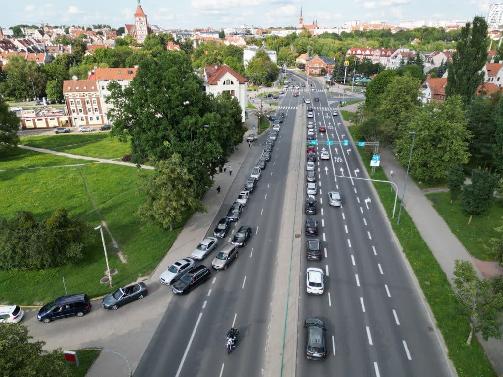 Setki kierowców w kolejce po darmowe paliwo na stacji benzynowej w Olsztynie ruch drogowy Olsztyn, Wiadomości, zShowcase