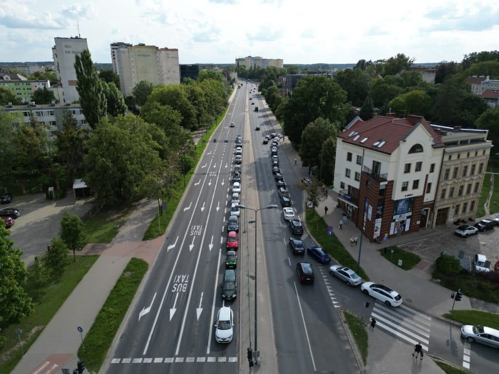 Setki kierowców w kolejce po darmowe paliwo na stacji benzynowej w Olsztynie ruch drogowy Olsztyn, Wiadomości, zShowcase