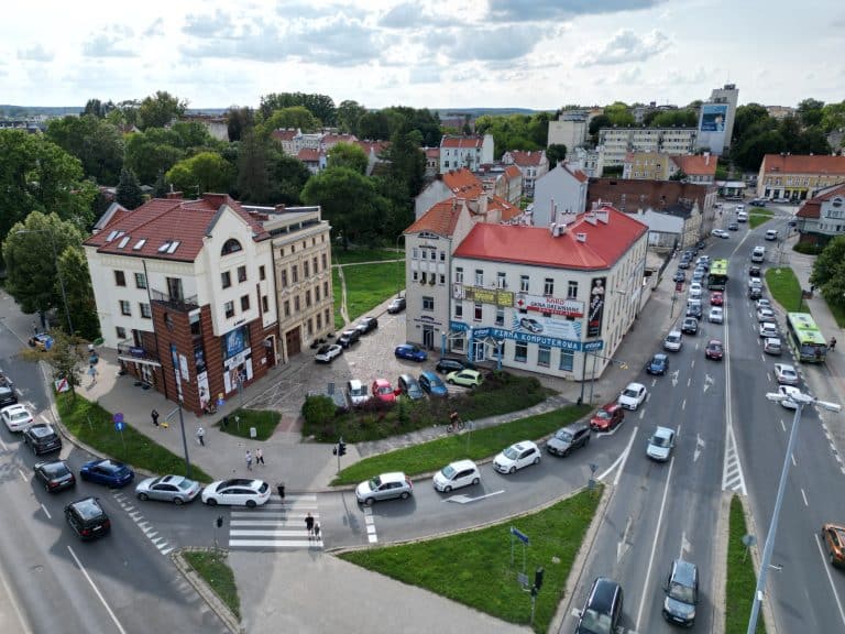 Setki kierowc&oacute;w w kolejce po darmowe paliwo na stacji benzynowej w Olsztynie